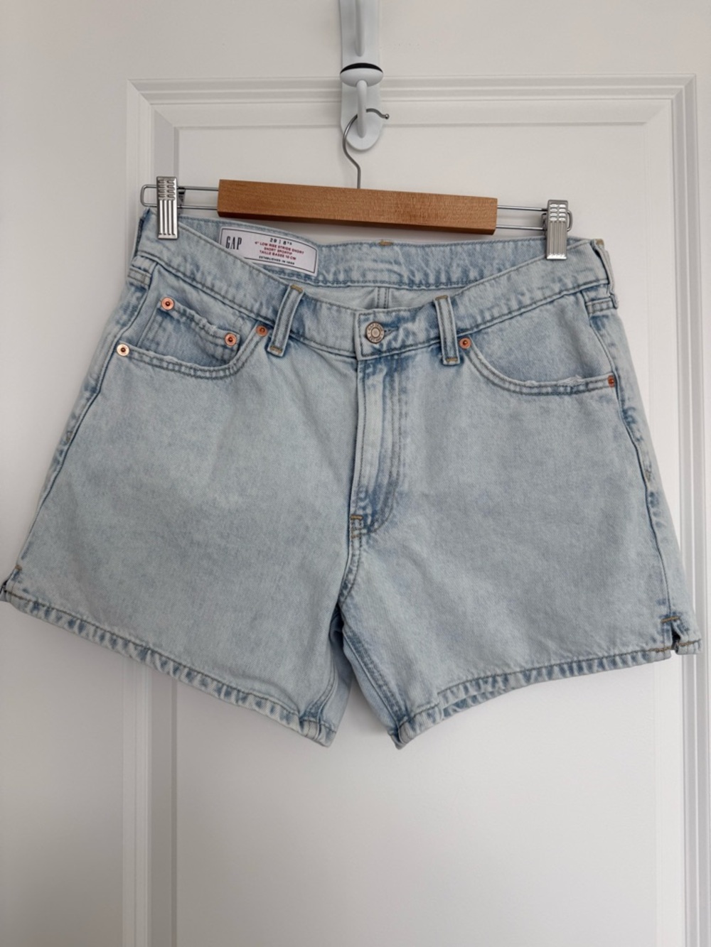 GAP | 4" Low Rise Stride Denim Shorts - Size 29